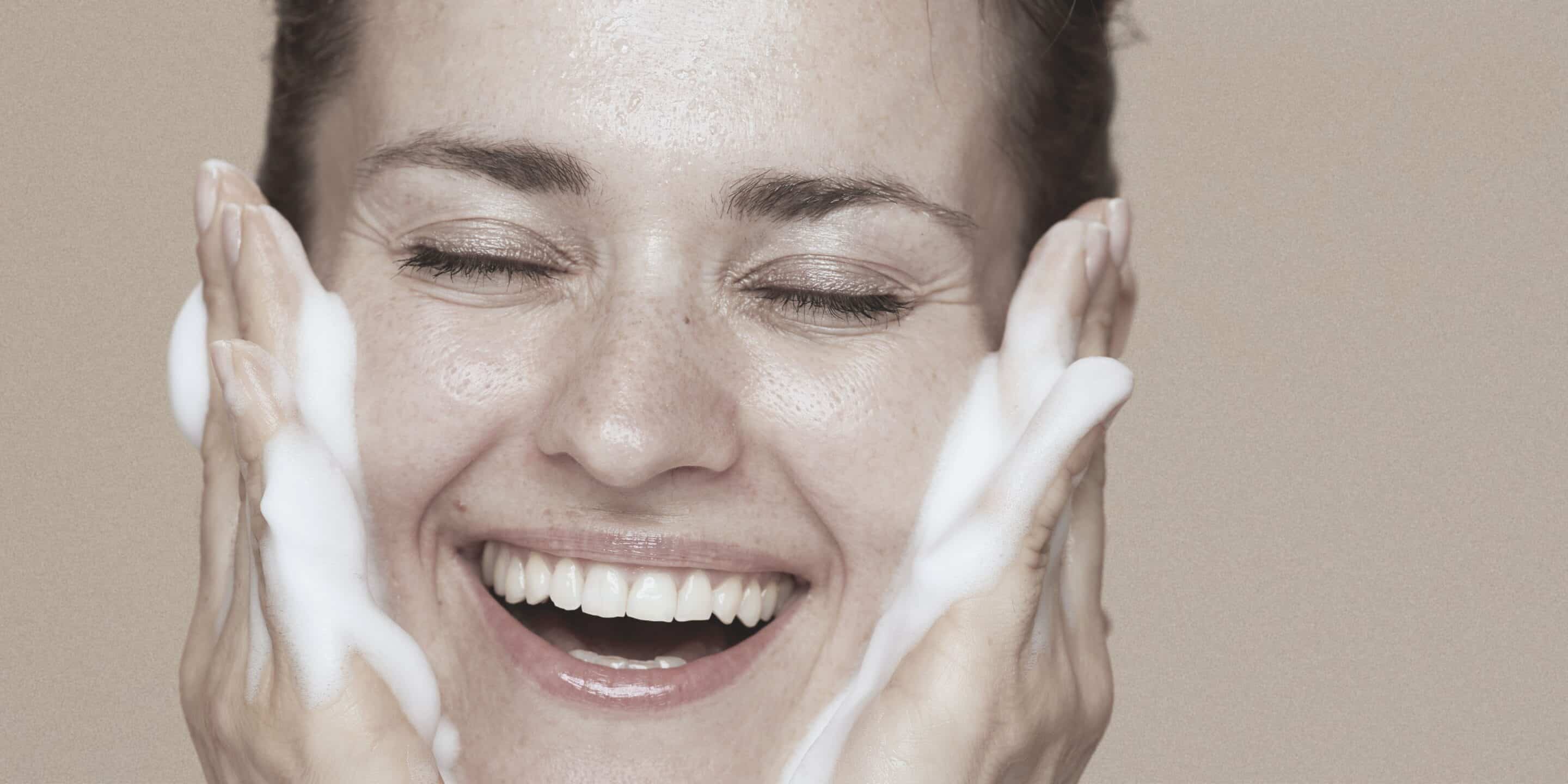 Waarom een goede gezichtsreiniging essentieel is voor een stralende huid